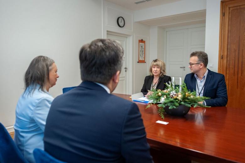 Sala konferencyjna, ludzie wokół stołu