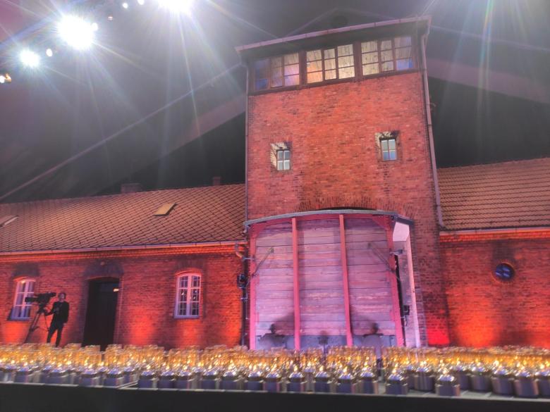 Znicze ustawione pod bramą kolejową obozu Auschwitz