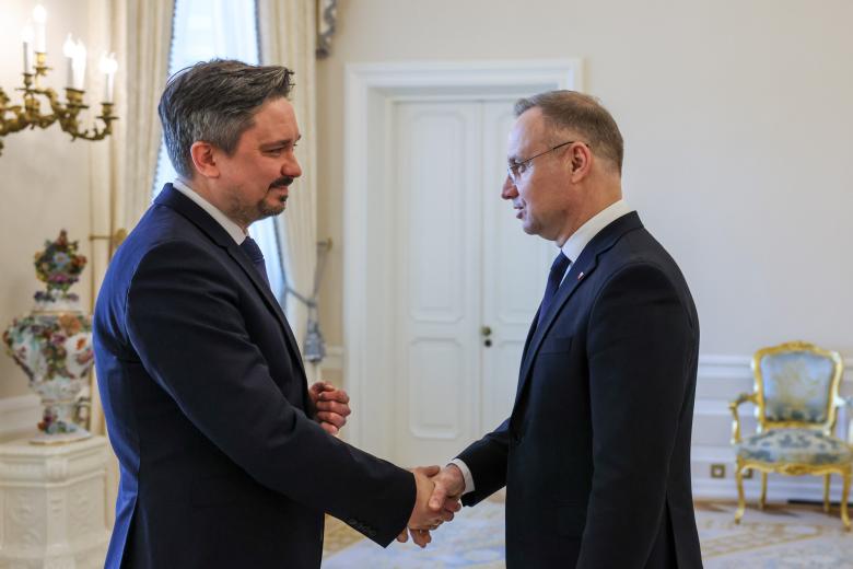 Dwie osoby witają się ściskając dłonie