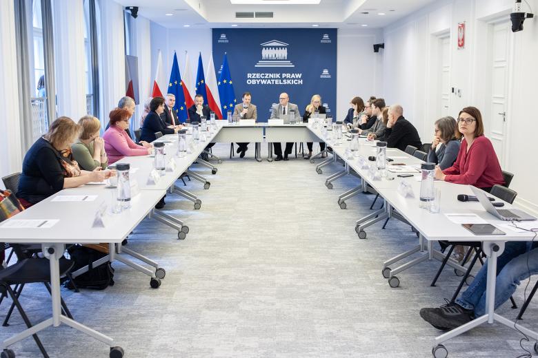 Sala konferencyjna, ludzie wokół stołu