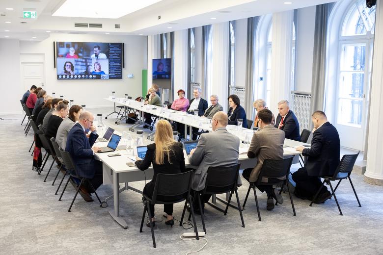 Sala konferencyjna, ludzie wokół stołu