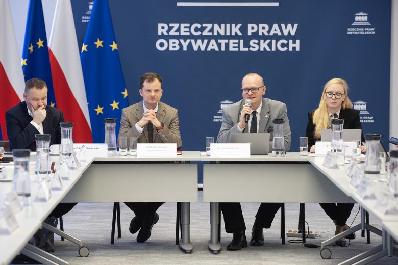Sala konferencyjna, ludzie przy stole na tle logo RPO. Foto Grzegorz Krzyżewski