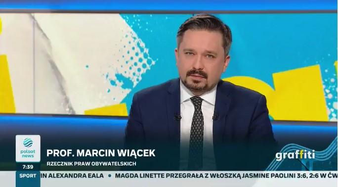Marcin Wiącek mówi w studiu telewizji 