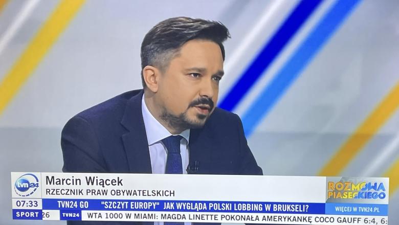 Marcin Wiącek mówi w studiu telewizji 