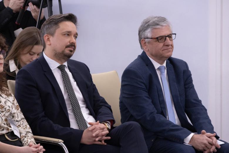 Marcin Wiącek siedzi w widowni i słucha konferencji