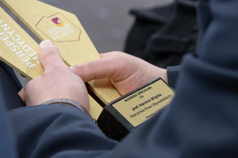 Trzymana w dłoniach statuetka nagrody, na której napisane jest "Nagroda specjalna dla prof. Marcina Wiącka, Rzecznika Praw Obywatelskich - Warszawa, 3 marca 2025 r."