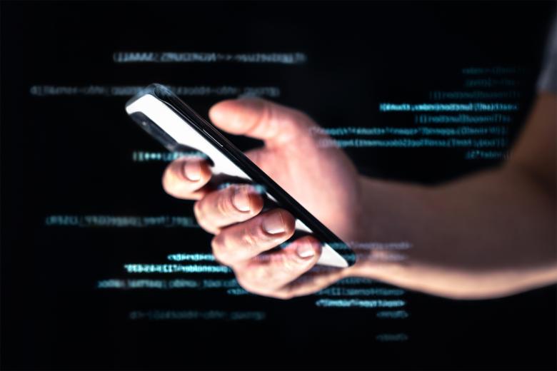 Dłoń obsługująca smartfona