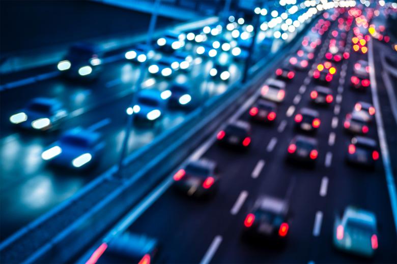 Zatłoczona droga o trzech pasach ruchu w każdą stronę