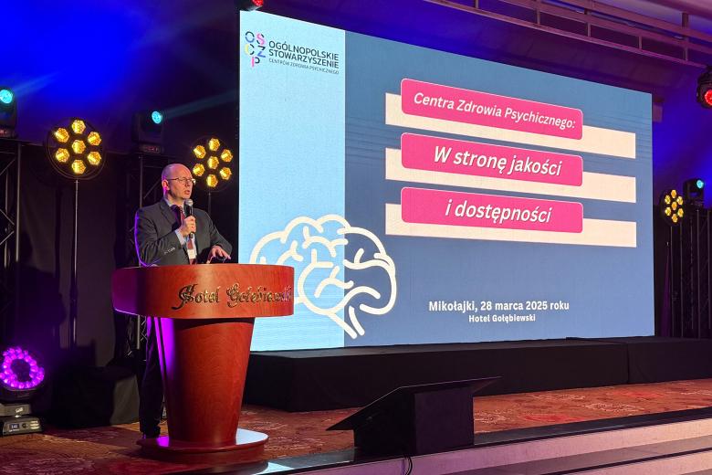 Osoba przemawia za mównicą