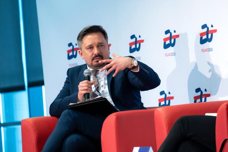 RPO Marcin Wiącek mówi do mikrofonu