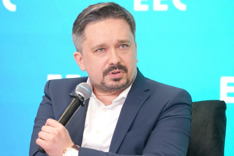 RPO Marcin Wiącek mówi do mikrofonu trzymanego w dłoni