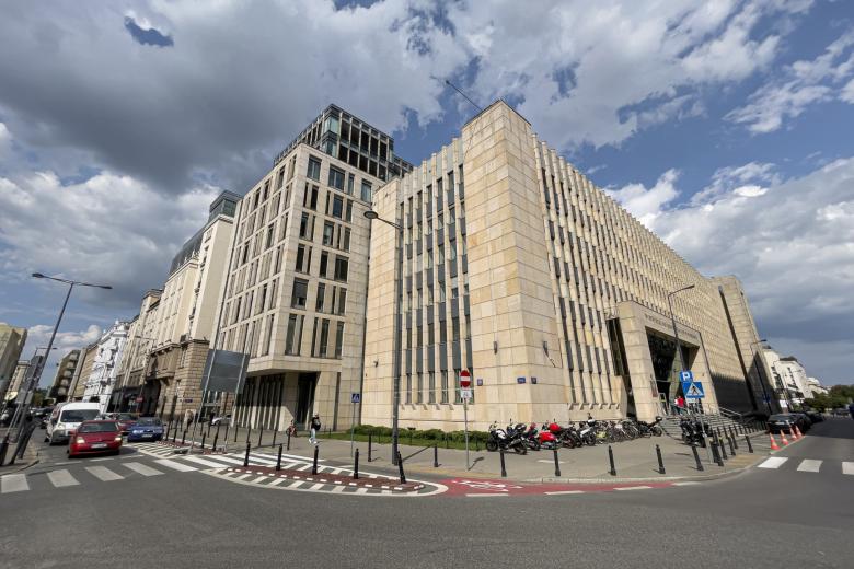 duży budynek w mieście na skrzyżowaniu ulic 