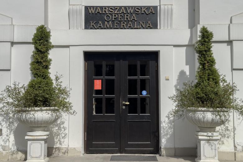 wejście do budynku z tablicą o treści warszawska opera kameralna 