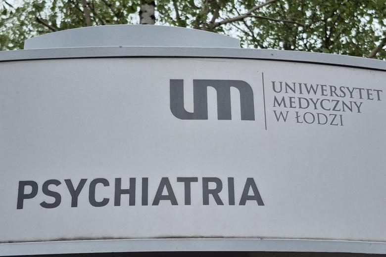 tablica z napisem psychiatria Uniwersytetu Medycznego w Łodzi