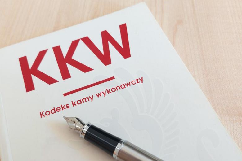 wieczne pióro leży na wydawnictwie o tytule KKW