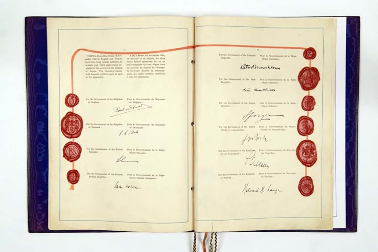 oficjalny dokument z pieczęciami urzędowymi i podpisami 