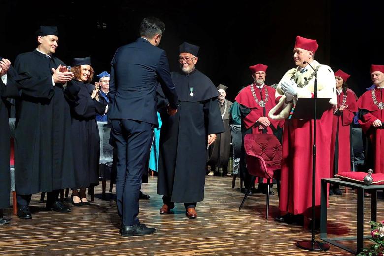 Prof. Piotr Hofmański odbiera gratulacje od RPO Marcina Wiącka
