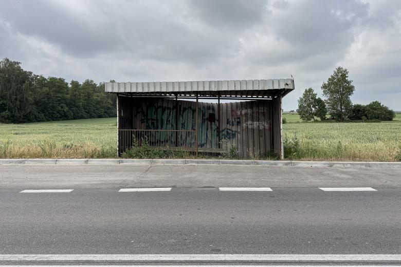 pusty dawny przystanek autobusowy w tle pole i las