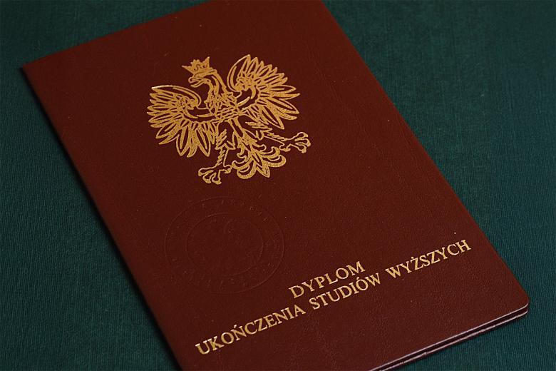 Twarda oprawa z godłem Polski - orłem w koronie - i napisem "Dyplom ukończenia studiów wyższych"