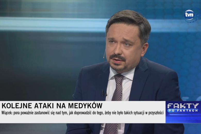 Zrzut ekranu programu z RPO Marcinem Wiąckiem w studiu telewizyjnym