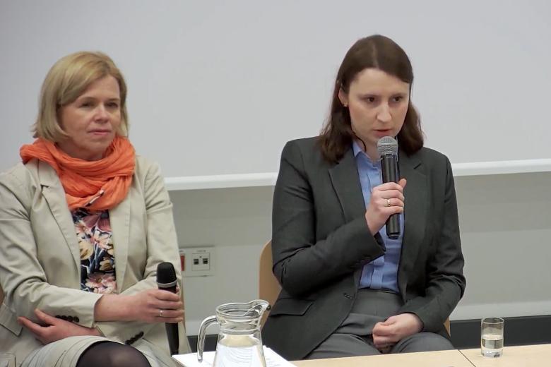 Monika Wiszyńska-Rakowska mówi do mikrofonu trzymanego w dłoni