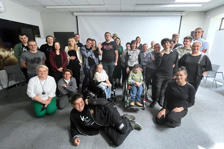 Kilkadziesiąt osób pozuje do wspólnego zdjęcia