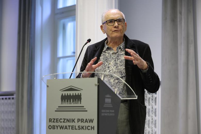 Ryszard Kowalski wypowiada się, stojąc przy mównicy