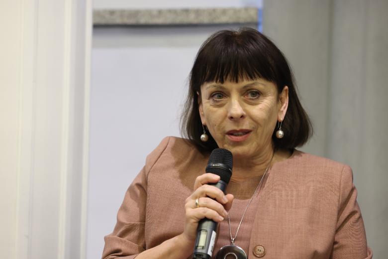 Marta Romańska wypowiada się do mikrofonu