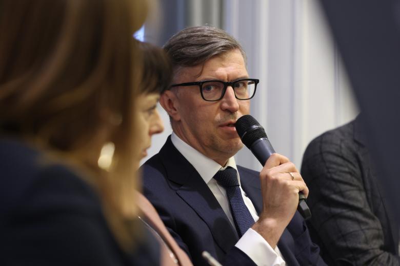 Przemysław Drapała wypowiada się do mikronofu