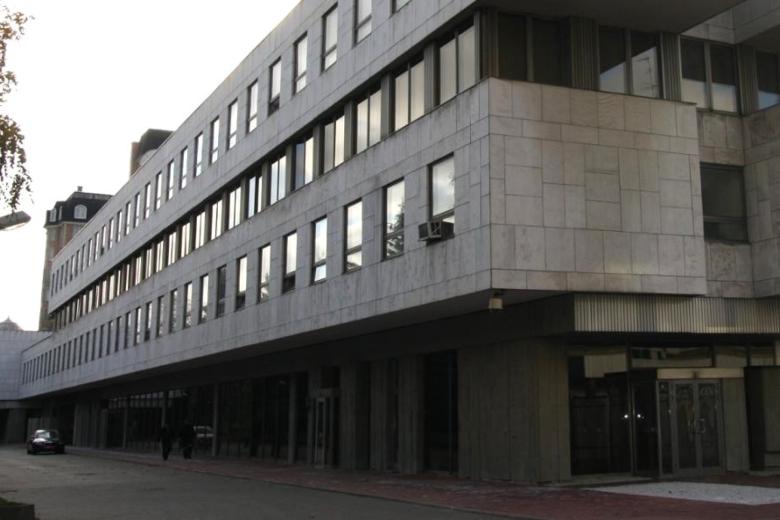 kilkupiętrowy długi budynek widziany z boku 