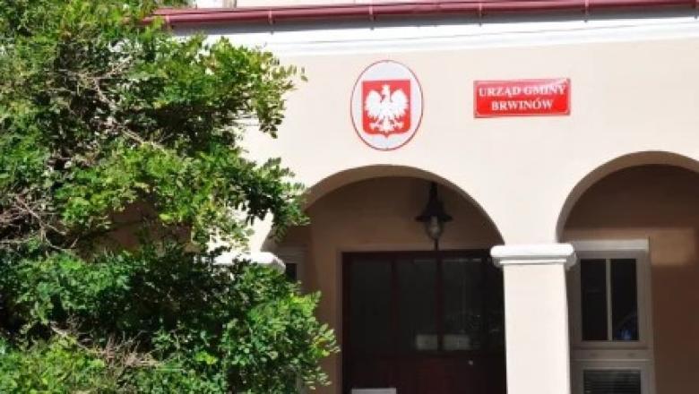 budynek z napisem Urząd Gminy Brwinów