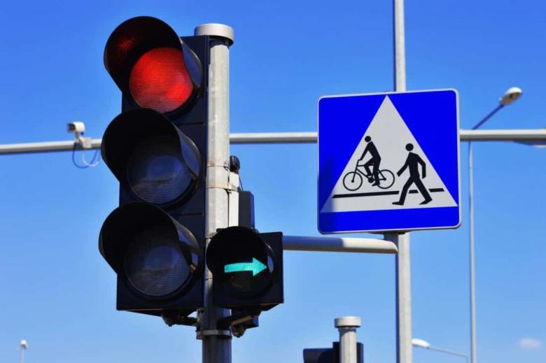 sygnalizator świetlny z czerwony światłem i zieloną strzałką 