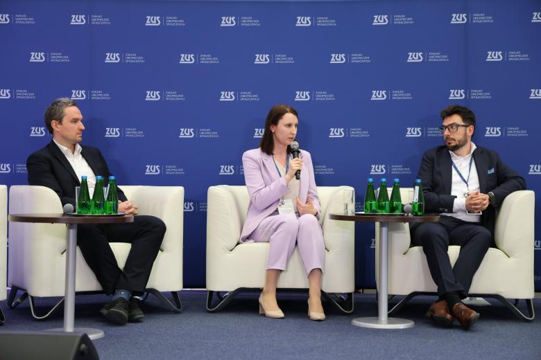 Trzy osoby siedzą na fotelach, wśród nich Monika Wiszyńska-Rakowska, która wypowiada się do mikrofonu