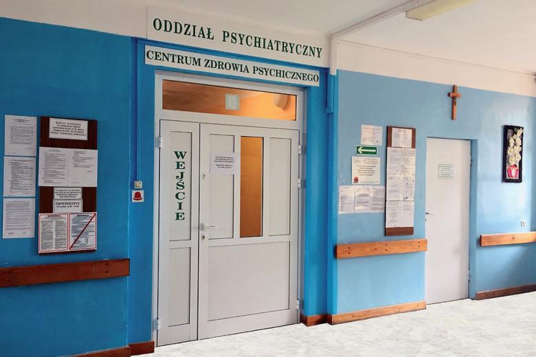 drzwi do oddziału psychiatrycznego w szpitalu 