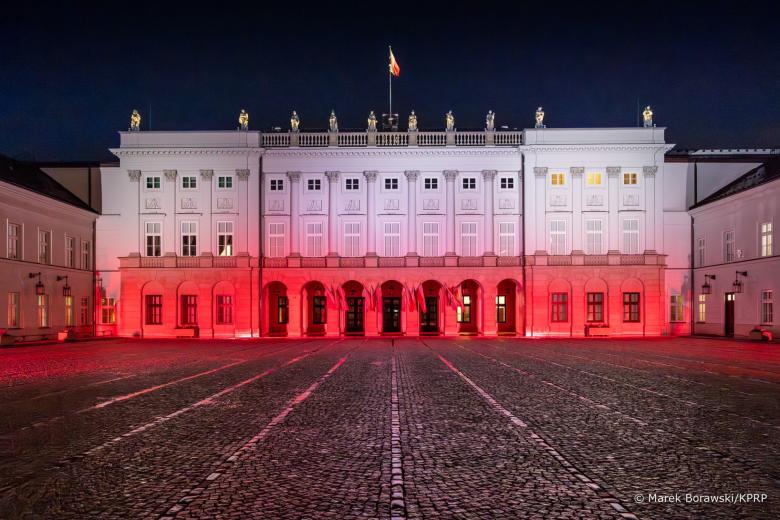 pałac oświetlony kolorami białym i czerwonym 