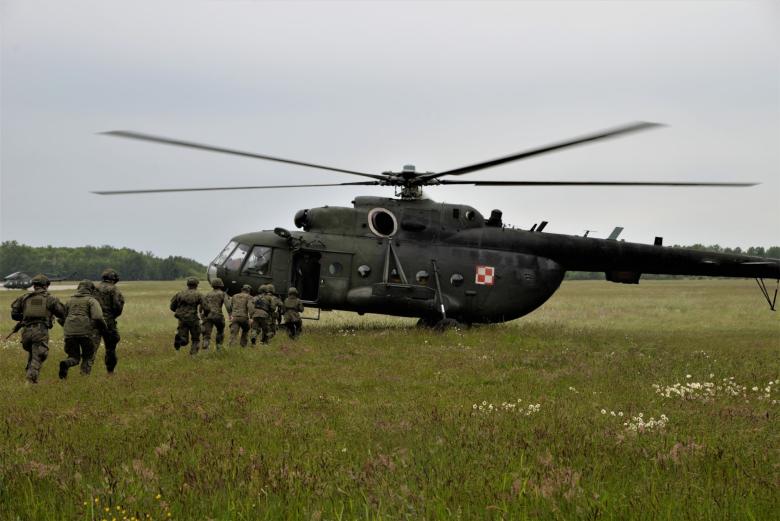 śmigłowiec na polu i żołnierze