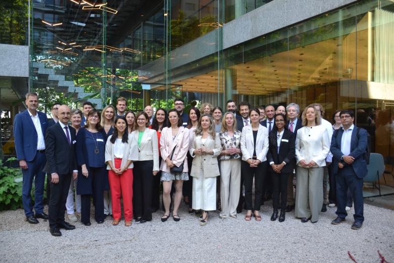 Grupa osób pozuje na stojąco do wspólnego zdjęcia