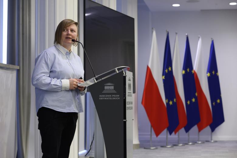 Beata Frankiewicz wypowiada się, stojąc przy mównicy