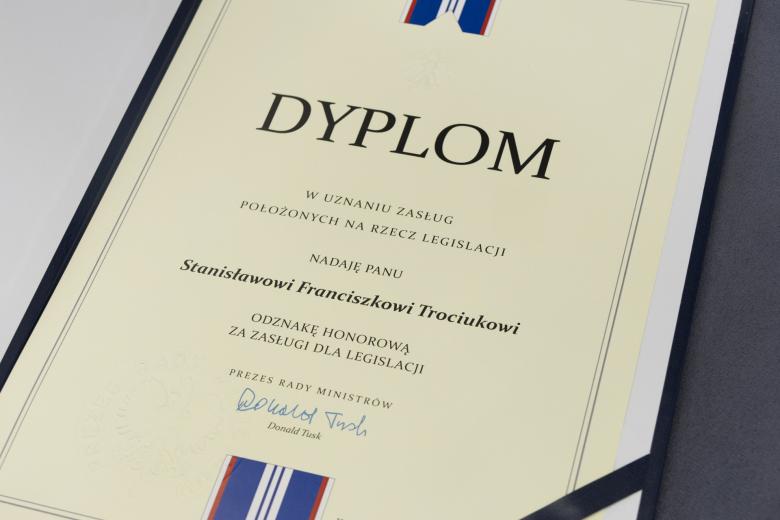 dokument z napisem dyplom 