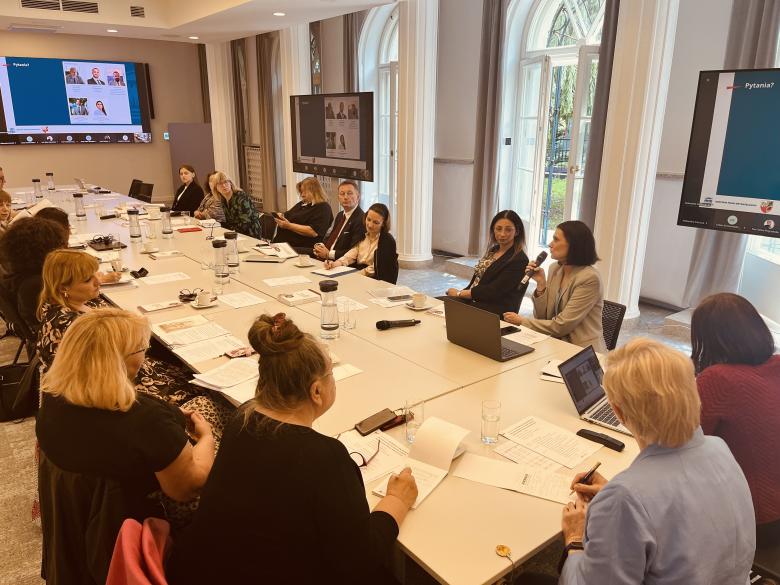 Sala konferencyjna, ludzie wokół stołu