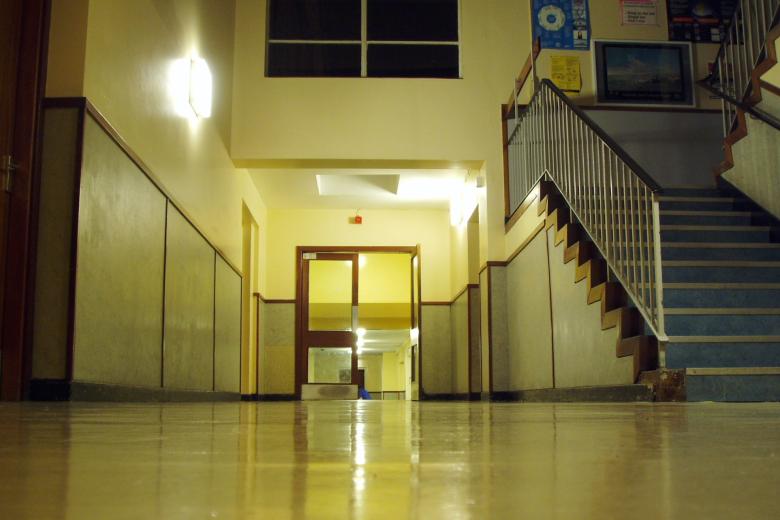 pusty korytarz szkolny 