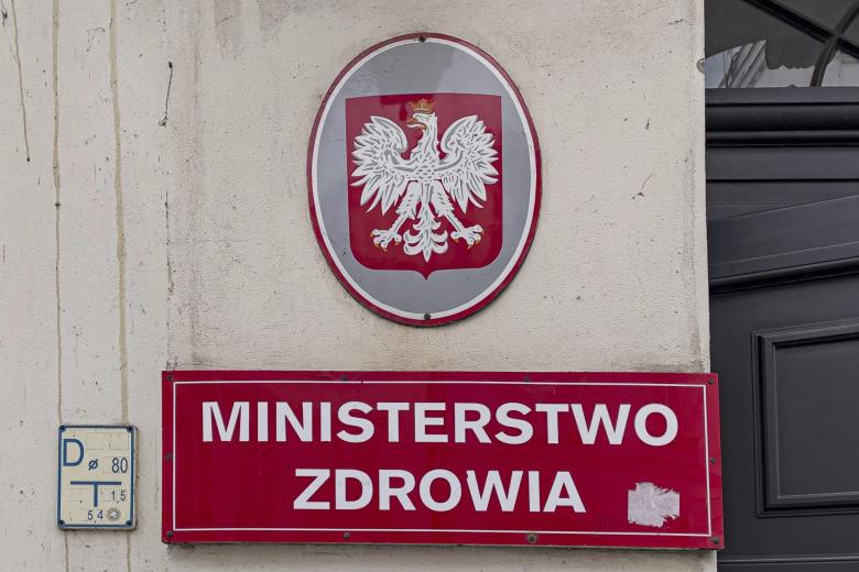tablica z godłem państwa polskiego i napisem Ministerstwo Zdrowia