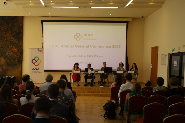 osoby siedzą w sali 