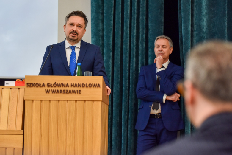 osoba przemawia na stojąco