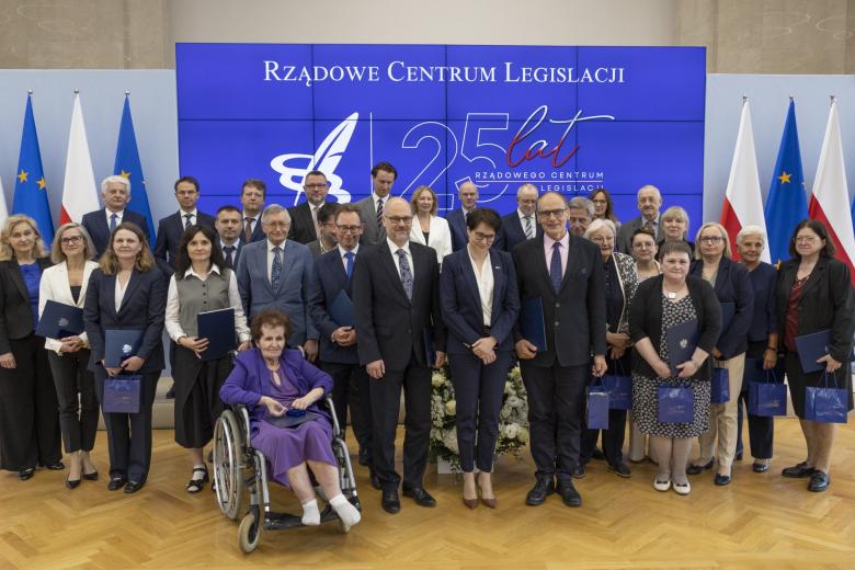 grupa osób pozuje do zdjęcia 