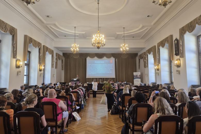 osoby siedzą w sali 