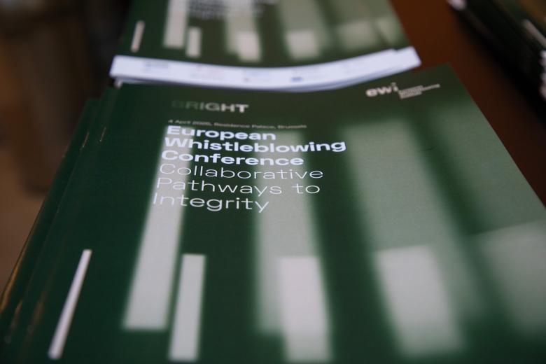 Okładka broszury informacyjnej z napisem "European Whistleblowing Conference: Collaborative Pathways to Integrity"
