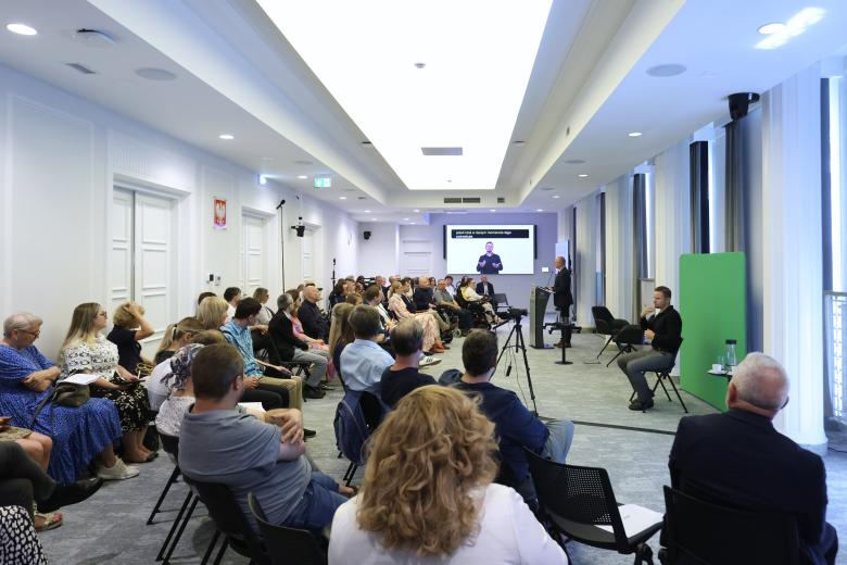 Kilkadziesiąt osób na sali konferencyjnej