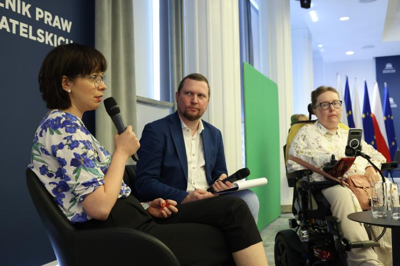 Katarzyna Parzuchowska-Tercz i Tomasz Przybysz-Przybyszewski siedzą i rozmawiają. Obok nich siedzi Patrycja Polczyk