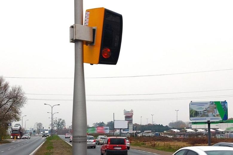 urządzenie mierzące prędkość umieszczone na słupie przy jezdni 